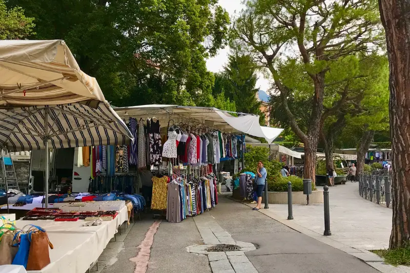 Market days on Lake Como